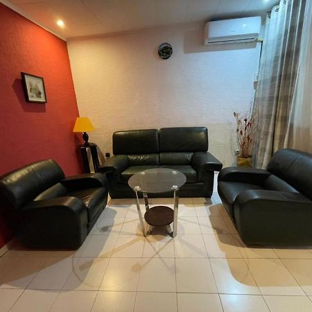Homestay Studio Яунде Экстерьер фото